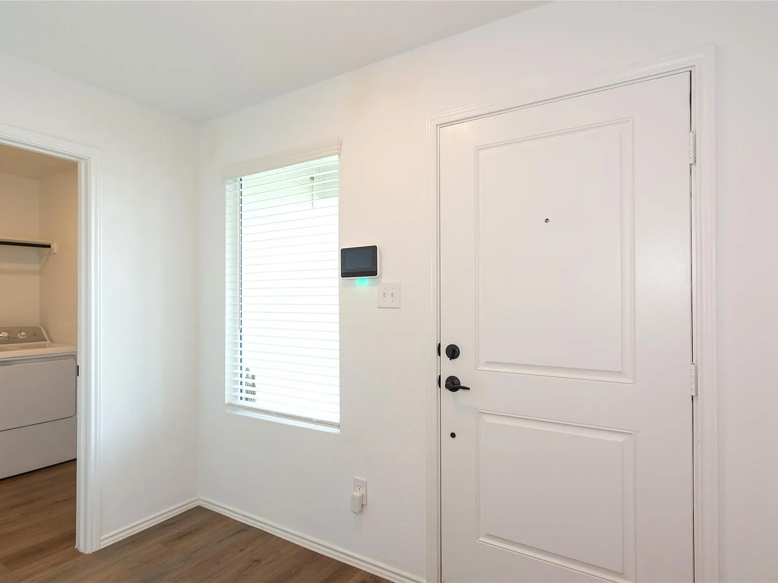 3 bed, 2.0 bath, 1402 sqft, $1,725 — Photo 3