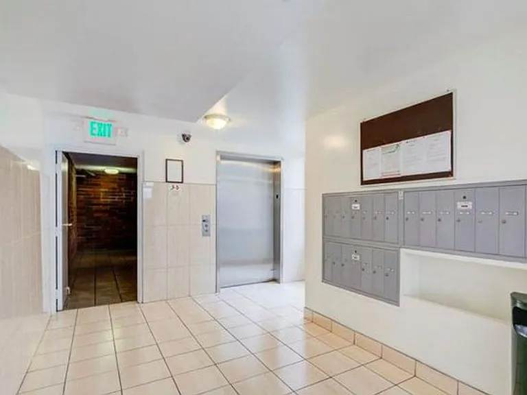 Francis Apartments...Gorgeous Newly Remodeled ...CALL NOW! — Photo 12