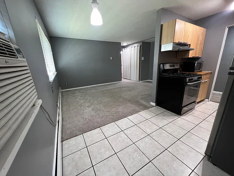 2747 Dupont Ave S #102 — Photo 10