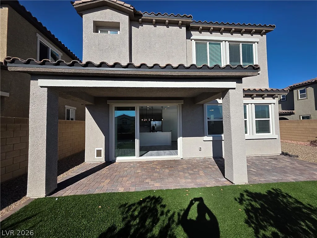 4 bed, 3.0 bath, 2261 sqft, $3,024 — Photo 3