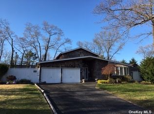 195 Sunflower Ln, Islandia, NY 11749