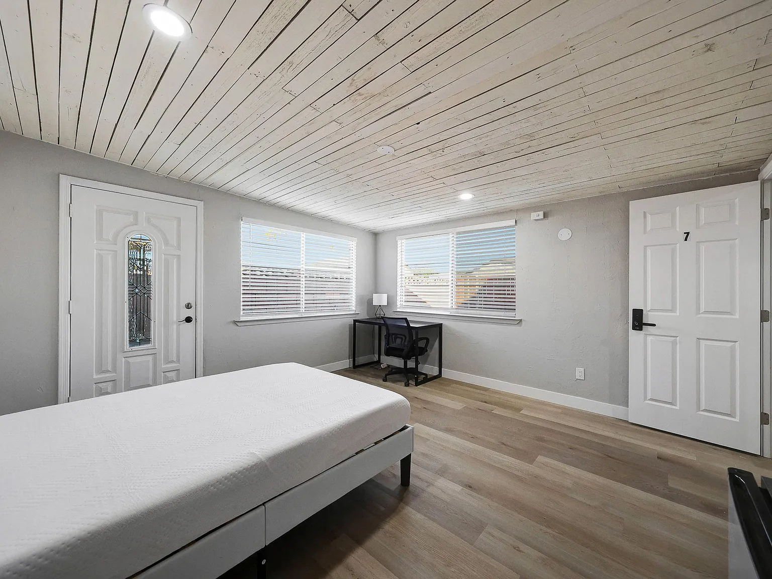 4 bed, 5.0 bath, 2800 sqft, $957 — Photo 2