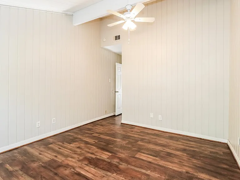 2 Lakeway St — Photo 13