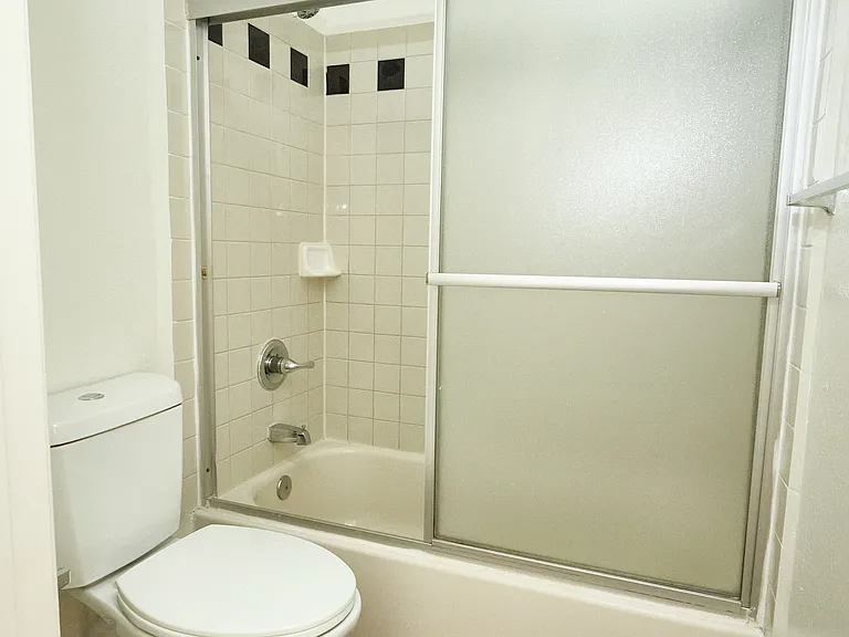 744 N Manhattan Pl — Photo 16