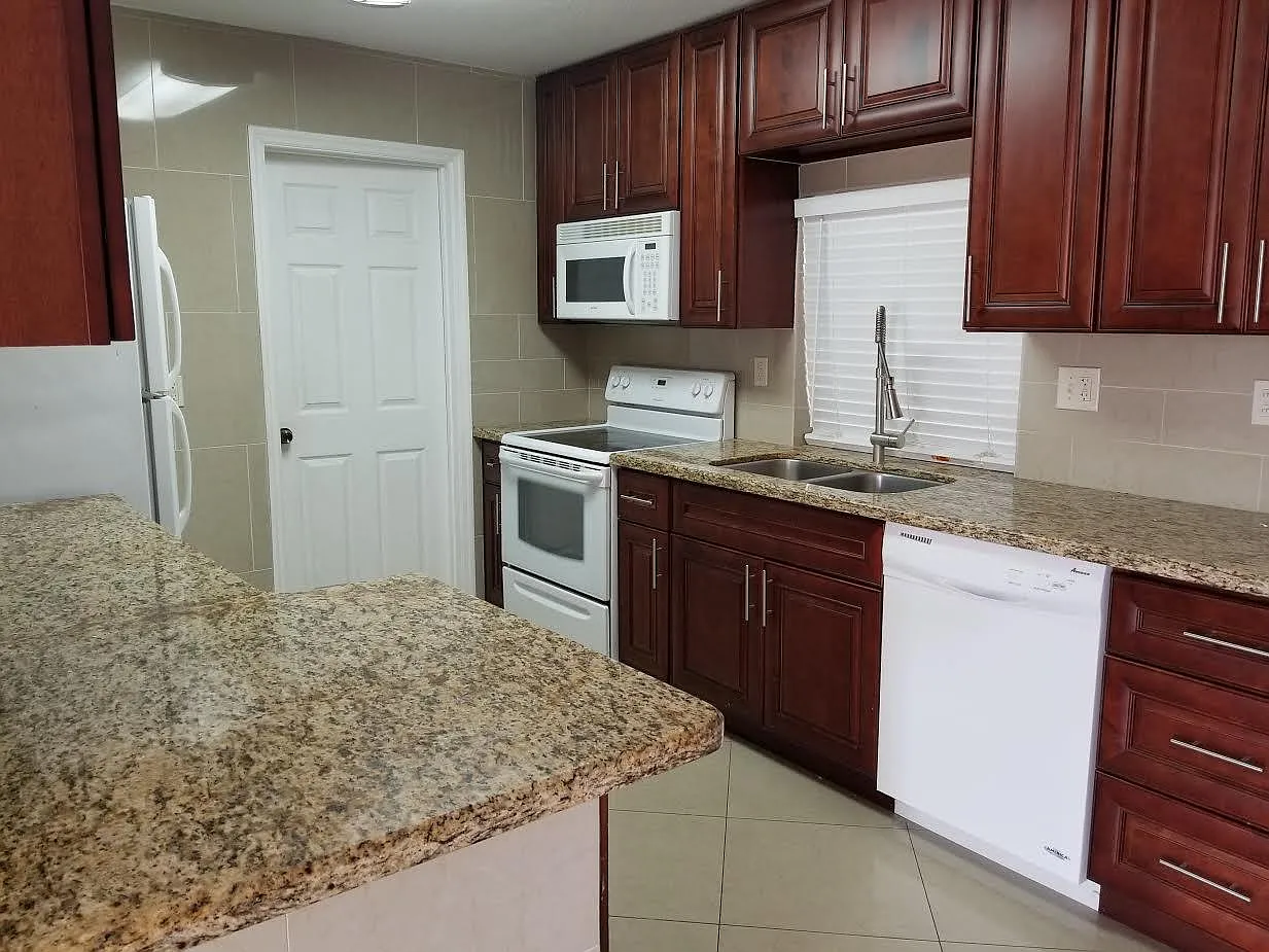 3 bed, 1205 sqft, $2,750 — Photo 2
