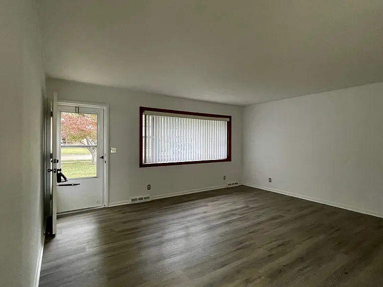 2716 E Linwood St — Photo 2