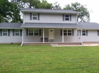 1012 N Sycamore St, Flora, IL 62839