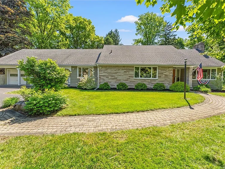 30 Lyndon Rd — Photo 2