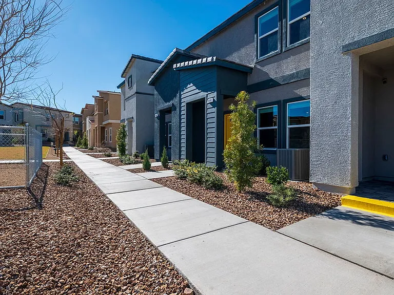 444 Moonlight Cove Dr — Photo 2