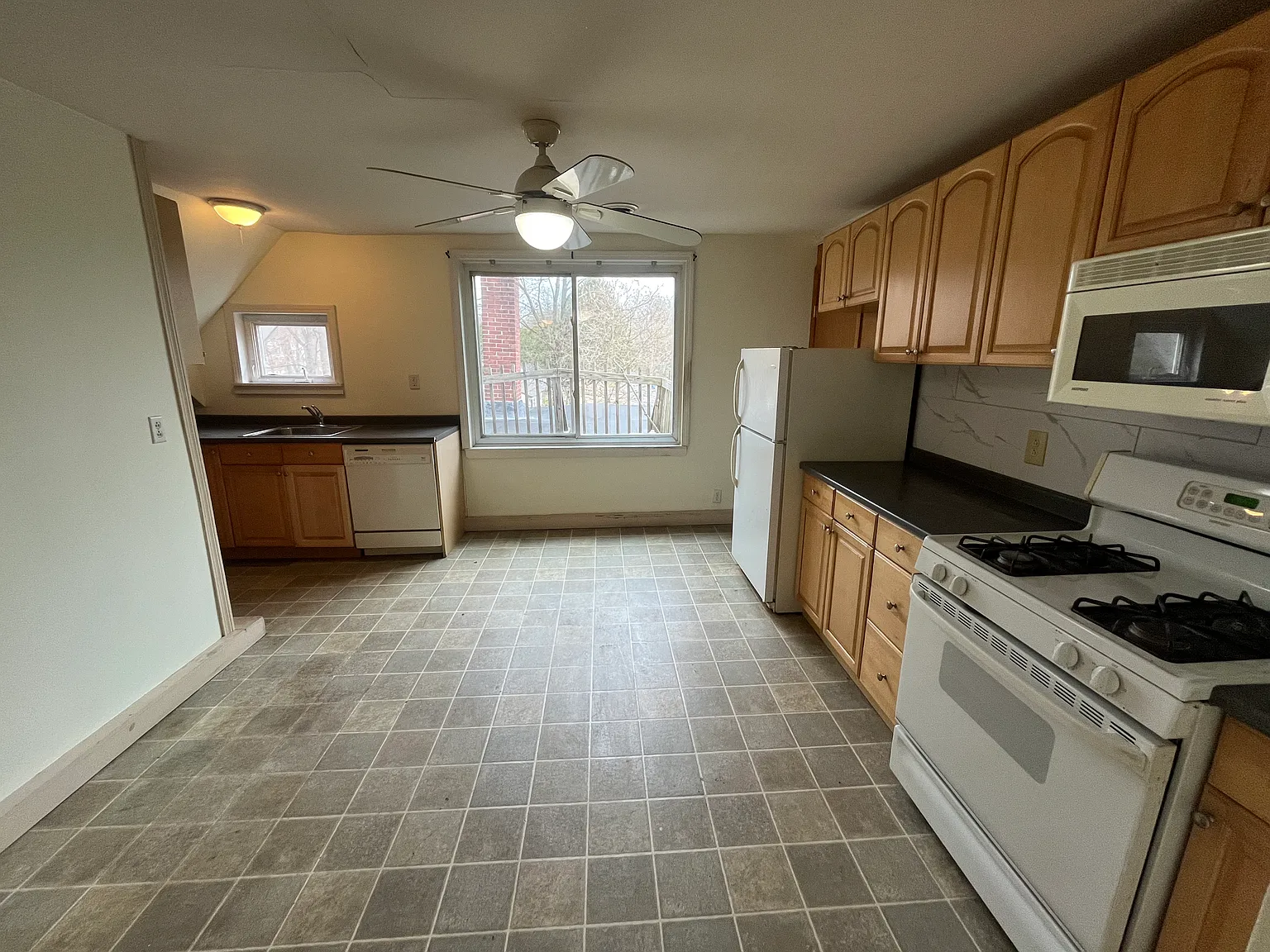 3 bed, 1000 sqft, $1,700 — Photo 4