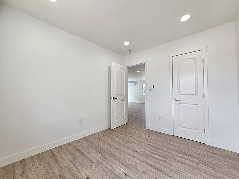1038 Adel Ave — Photo 13