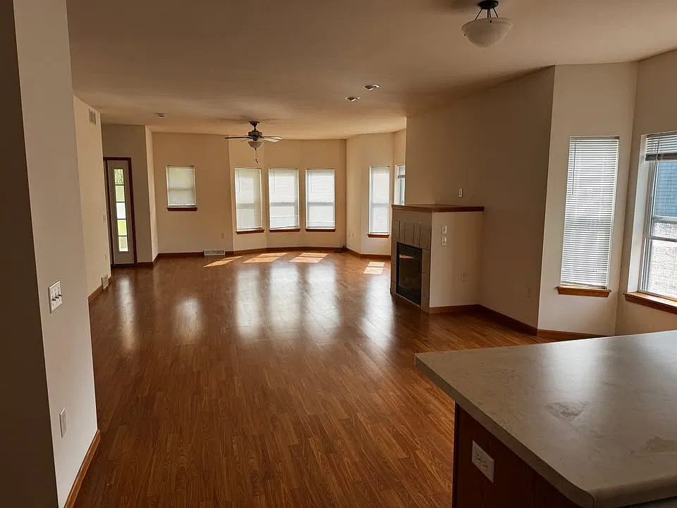 3 bed, 2.5 bath, 1900 sqft, $2,400 — Photo 3