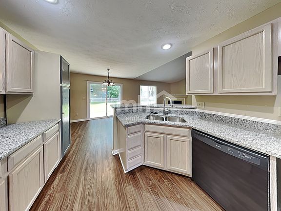 4th image of 545 Foxglove Ct