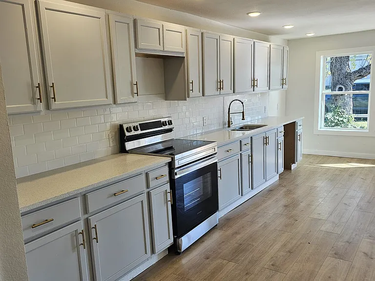 814 S Lyon St — Photo 1