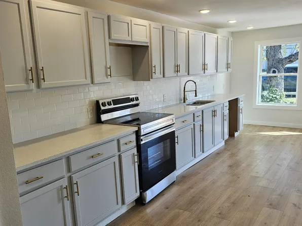 814 S Lyon St, Sherman, TX 75092
