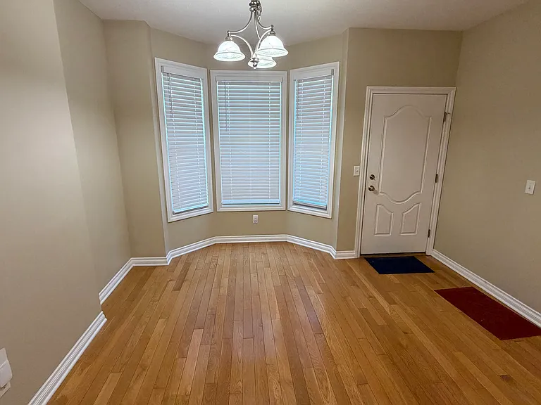 2122 Clinton St — Photo 13