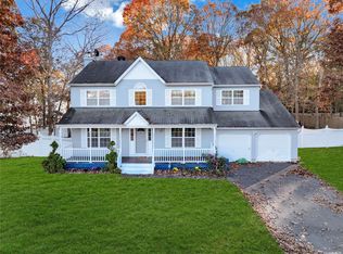 8 Harwood Way, Coram, NY 11727