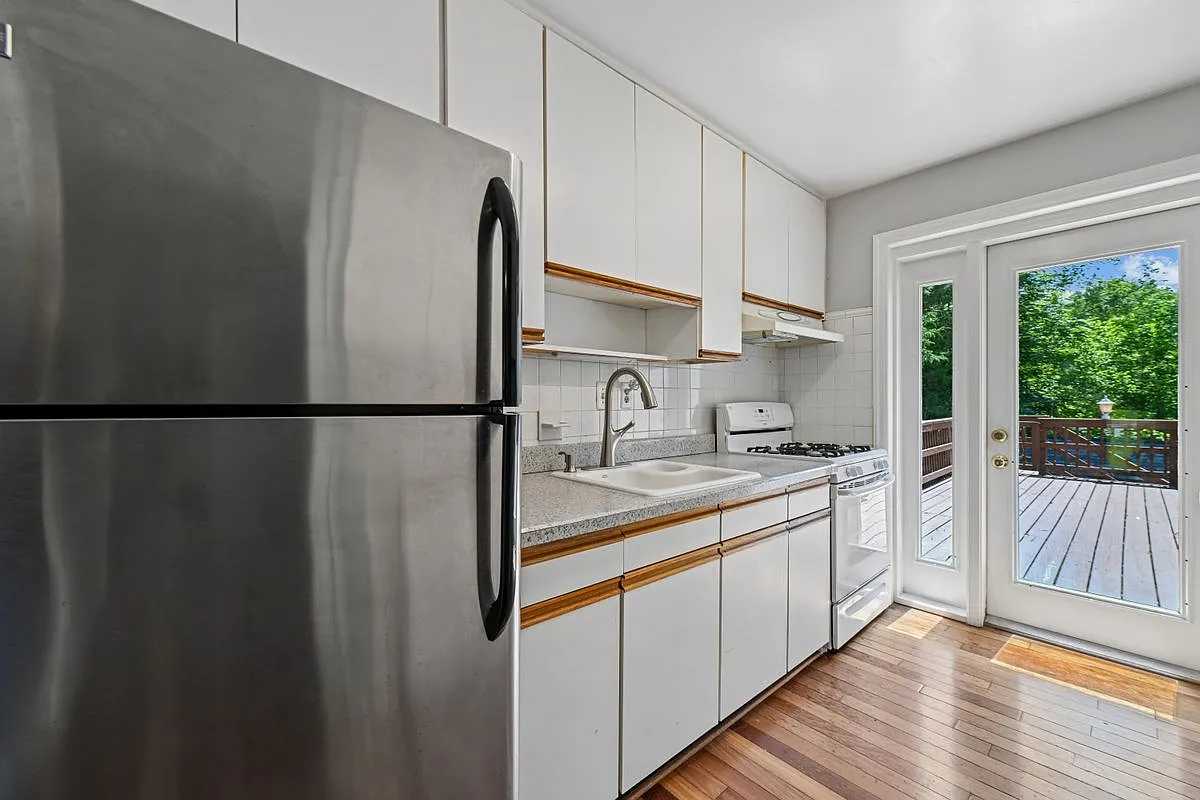 3 bed, 2.5 bath, 1868 sqft, $3,200 — Photo 3