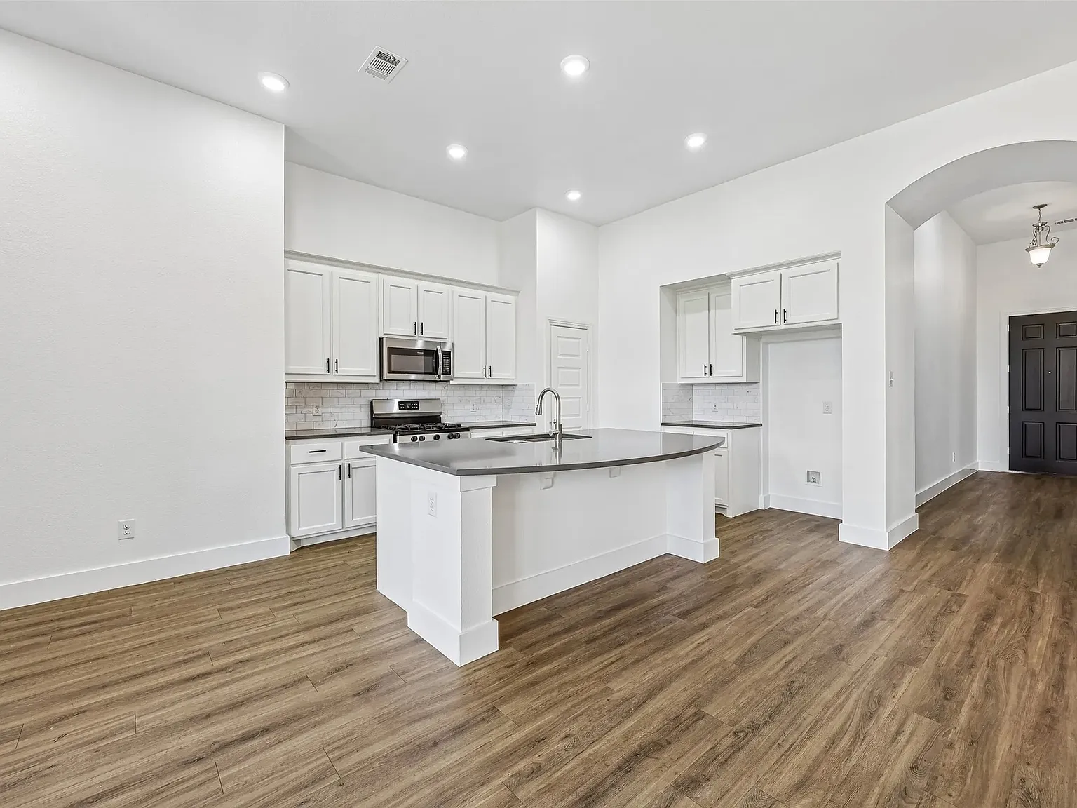 3 bed, 2227 sqft, $2,750 — Photo 4