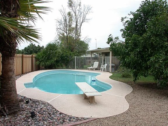 Diving pool amid oversized backyard