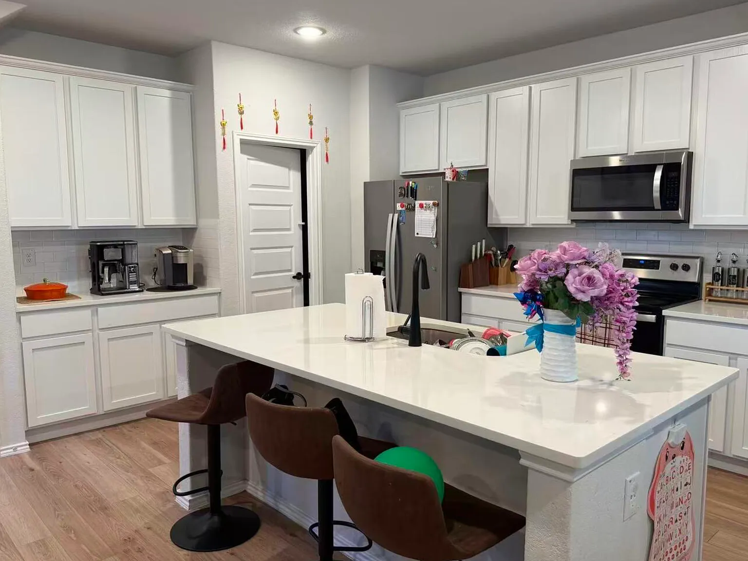 4 bed, 2400 sqft, $1,900 — Photo 4