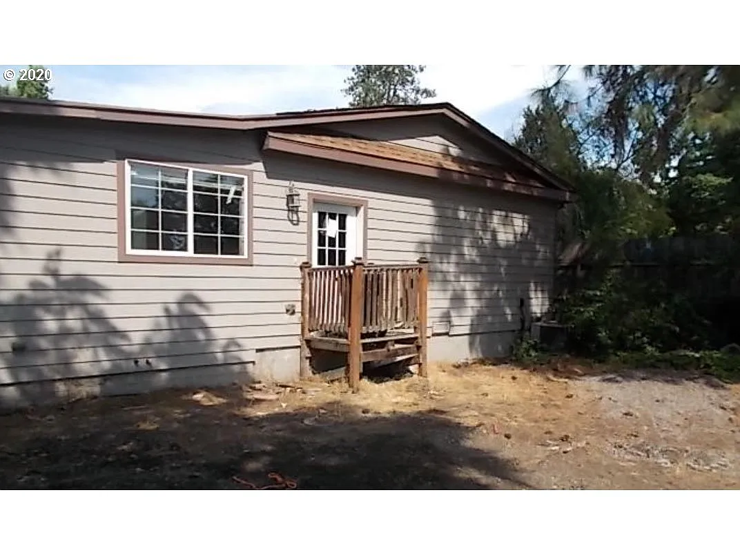 513 NW Savage St photo 1