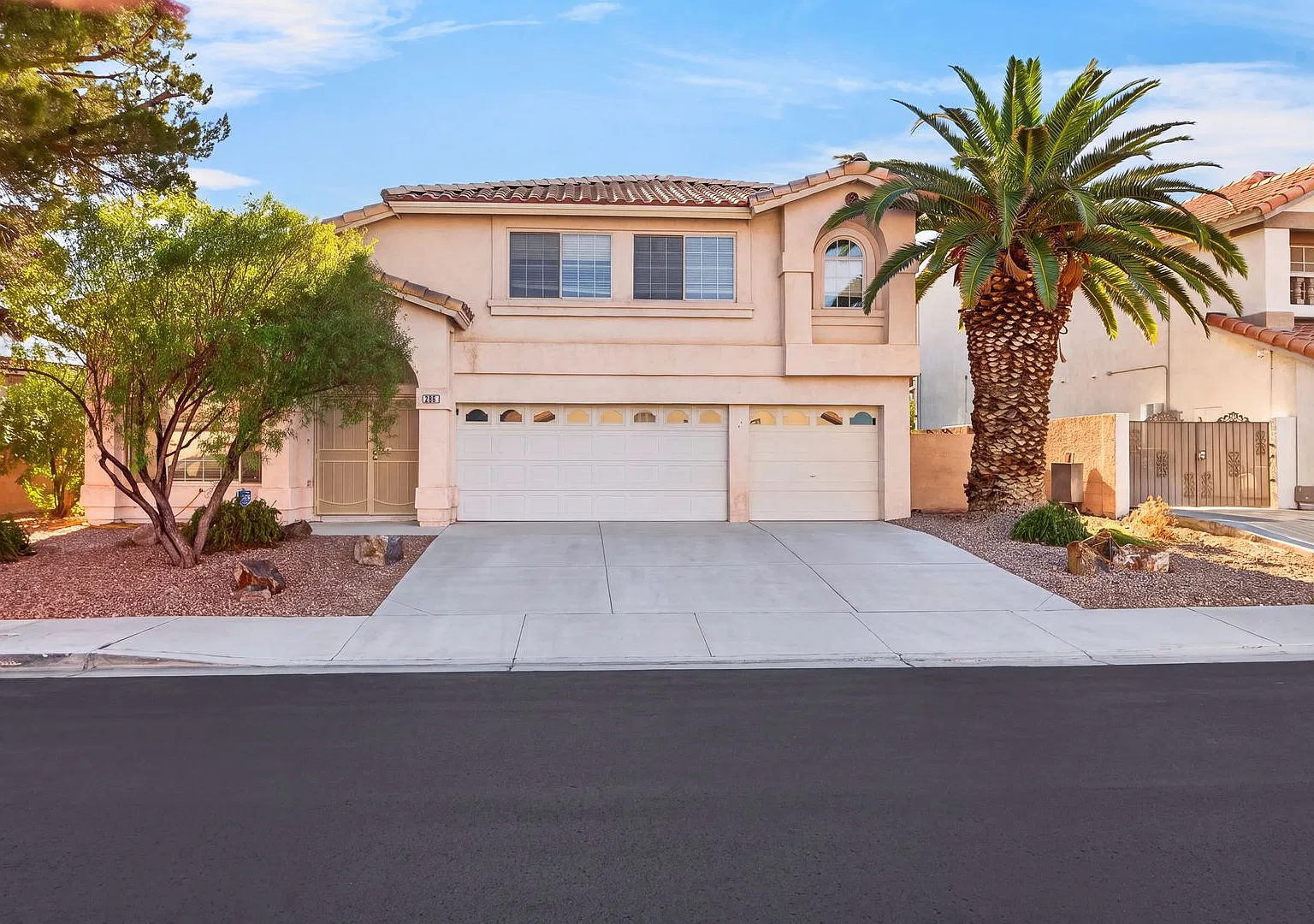 Amazing 5-Bedroom Home With Pool And Spa In Henderson! No Hoa! — Photo 1