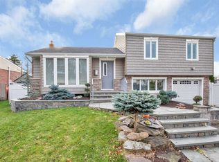 4 Alan Ct, Plainview, NY 11803