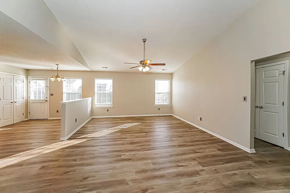 3 bed, 2.0 bath, 1408 sqft, $2,460 — Photo 4