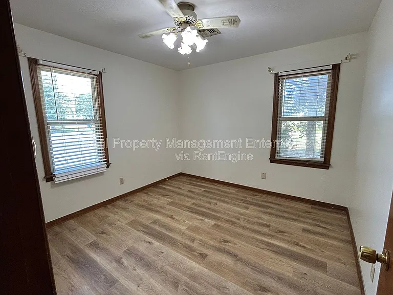 204 Wolf Ln — Photo 14