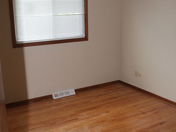 3rd image of 390 Waterbury Dr