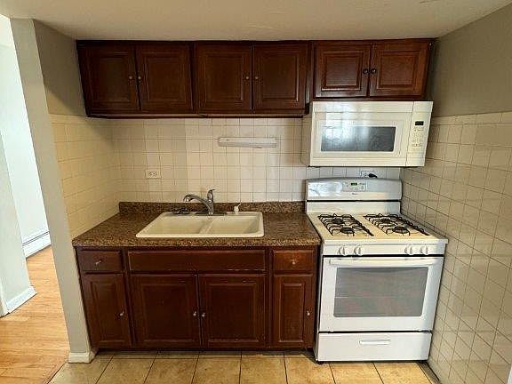 4th image of 4249 N Kedvale Ave #12