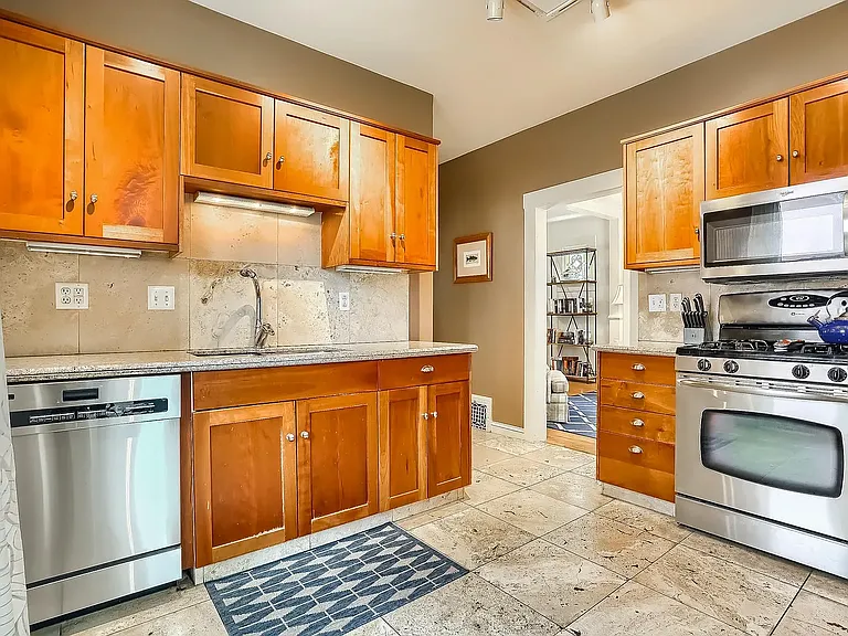 Stainless steel appliances & granite counters