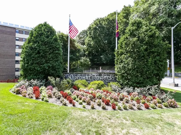 100 Diplomat Drive #5E, Mount Kisco, NY 10549