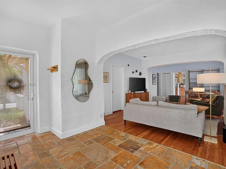 1212 Medina Ave — Photo 5