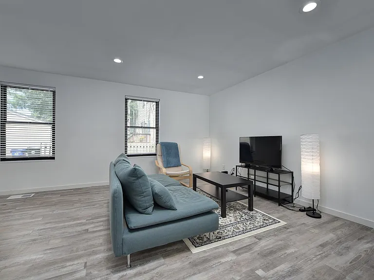 2206 W 6th St #2 — Photo 14