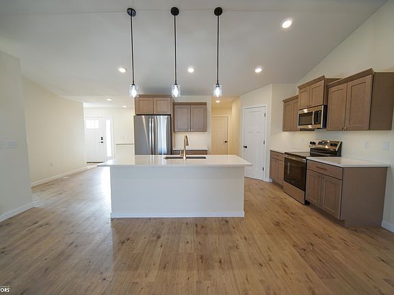 5th image of 204 E Lillian Ave