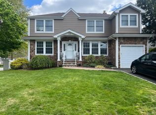 135 Rector Ct, Bergenfield, NJ 07621