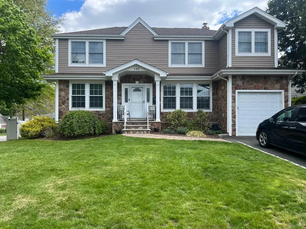135 Rector Ct, Bergenfield, NJ 07621