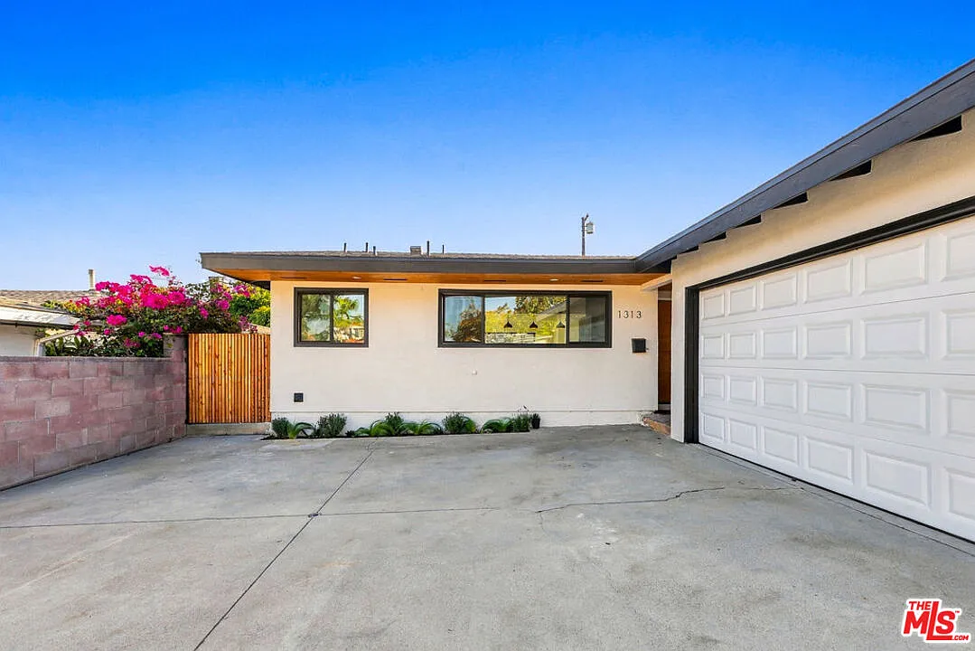 3 bed, 2.0 bath, 1638 sqft, $6,000 — Photo 2