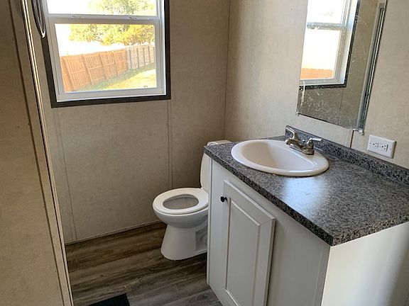 3rd image of 472 Fernwood Dr