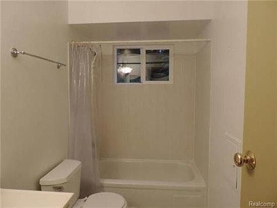 5th image of 2036 Winewood Ave