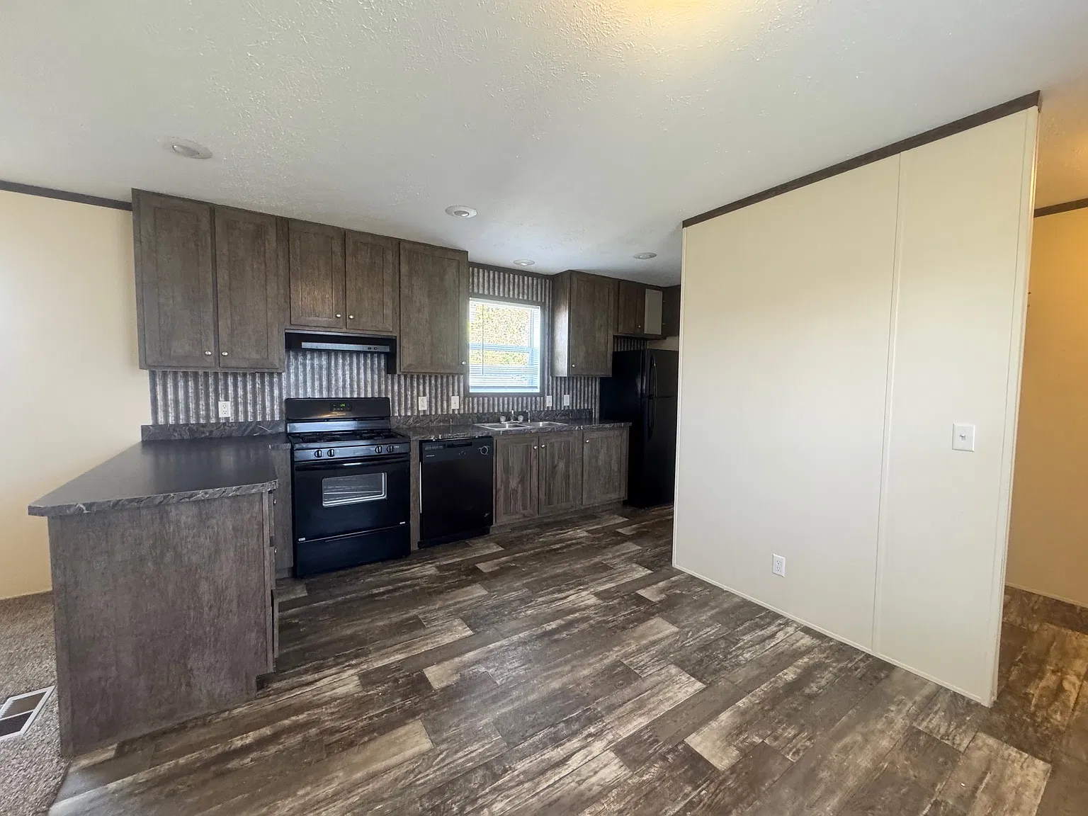 3 bed, 1056 sqft, $929 — Photo 3