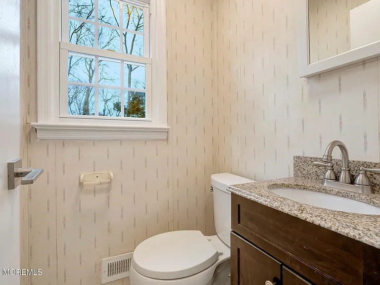 429 Lake Ave — Photo 25