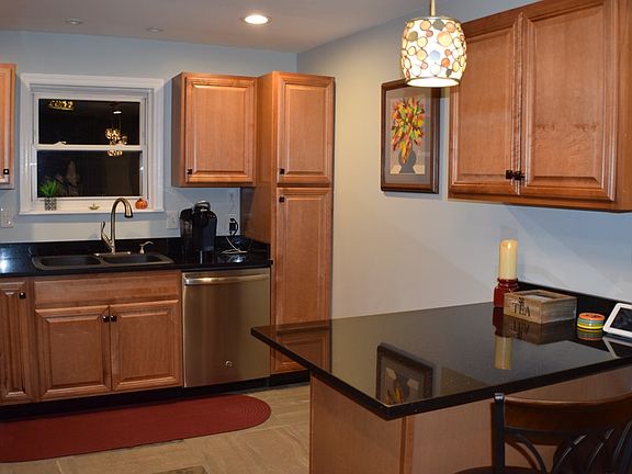 5th image of 126 Christopher Dr