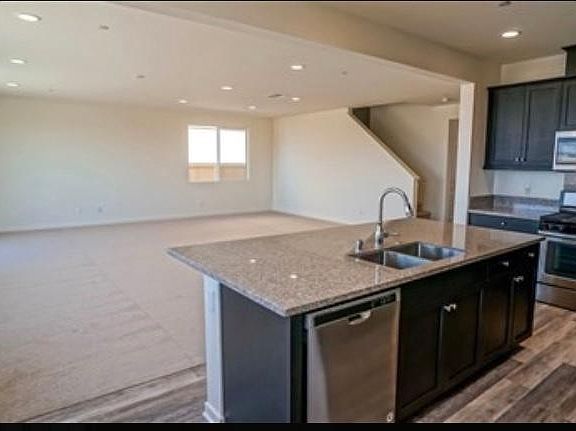 Kitchen has all brand new stainless steel appliances; Dushwa
