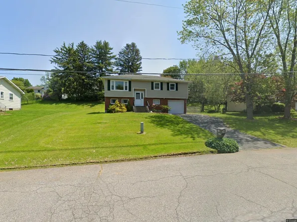 23 Meadowlark Dr, Latham, NY 12110