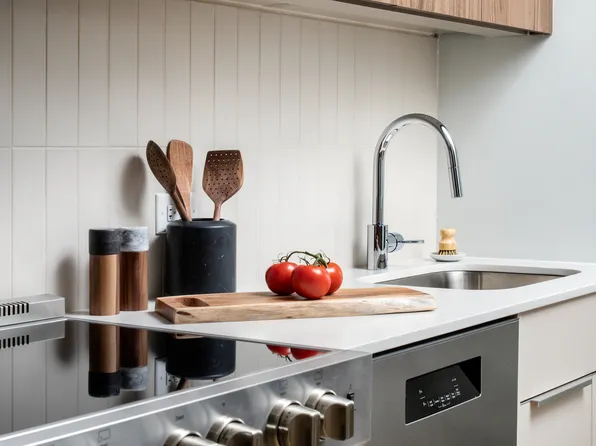 30-77 Vernon Boulevard image 4 of 27