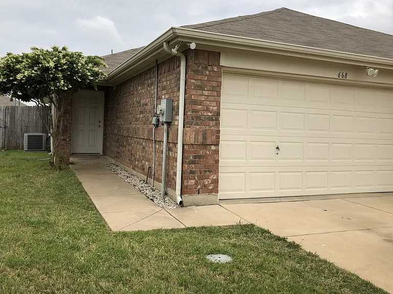 668 Stern Dr — Photo 1