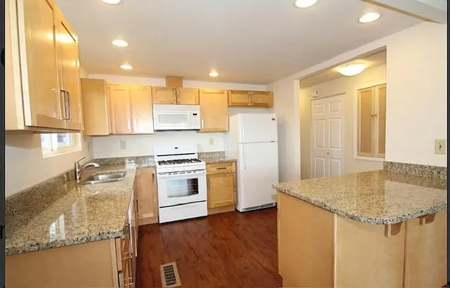 81 SW 2nd St #2 — Photo 5